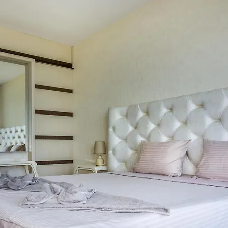 Apartcomplex Golden Bay شقة فندقية رافدا