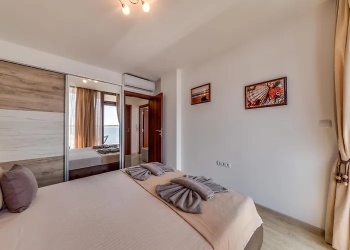 Апартхотел Apartcomplex Golden Bay *