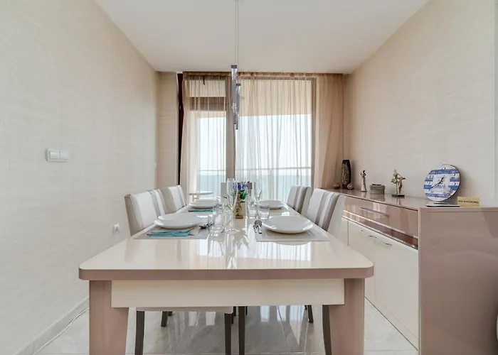 Apartcomplex Golden Bay Апартхотел