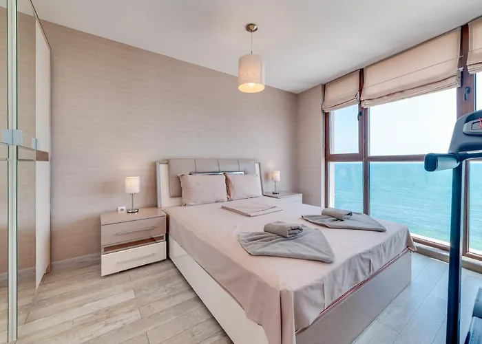 Apartcomplex Golden Bay Апартхотел