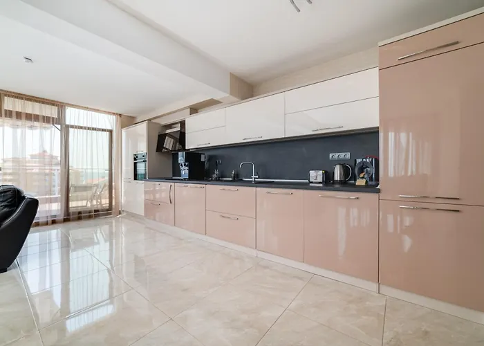 Apartcomplex Golden Bay Апартхотел